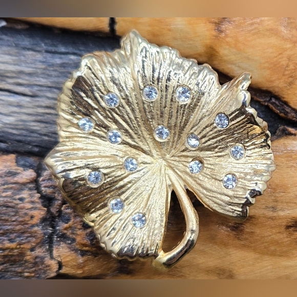 Gold Tone Brooch Lily Pad Embedded Crystals Rollover Clasp Measures 1.25" X 1" - Picture 1 of 4